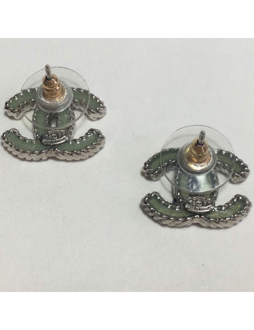 Boucles d'oreille clous  CHANEL CC en métal argenté et résine bleu céladon