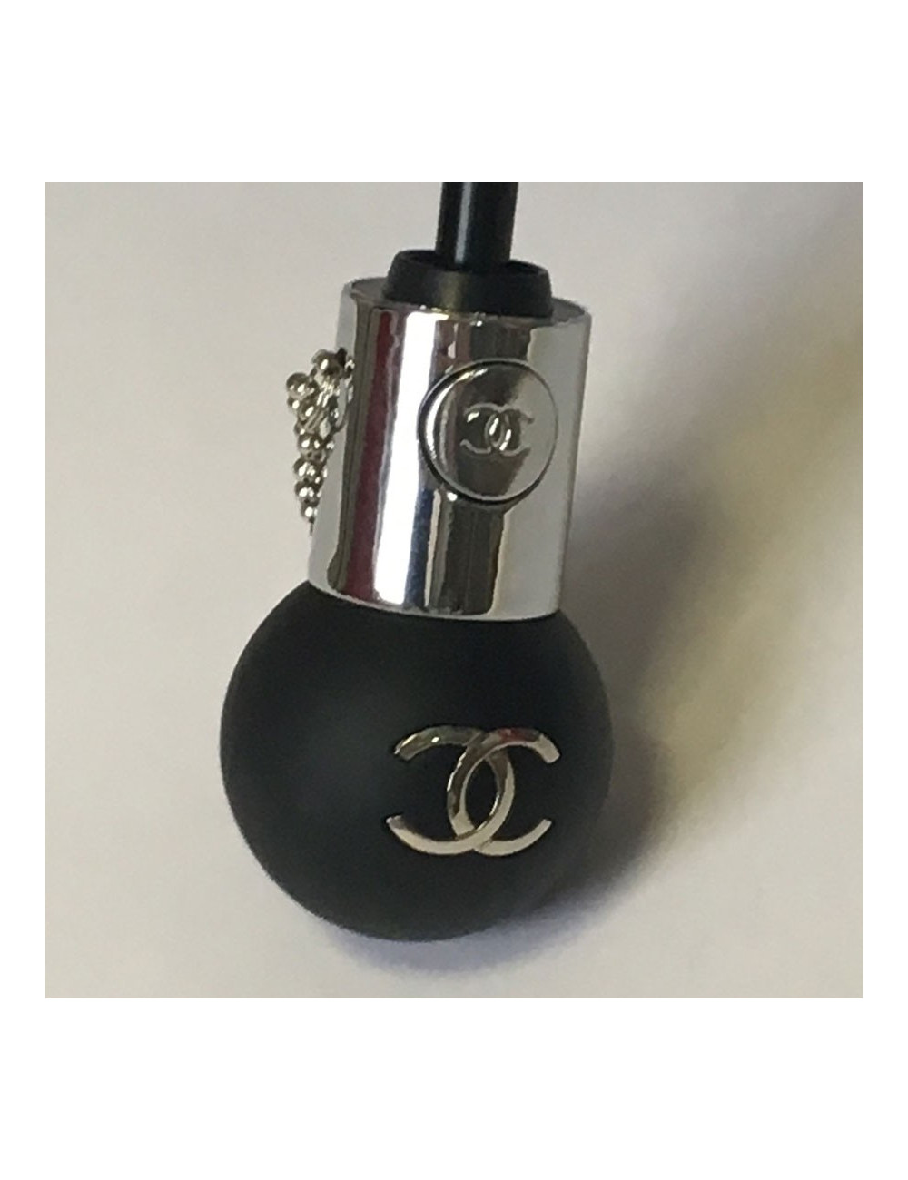 Parapluie CHANEL dans son sac avec chaînette