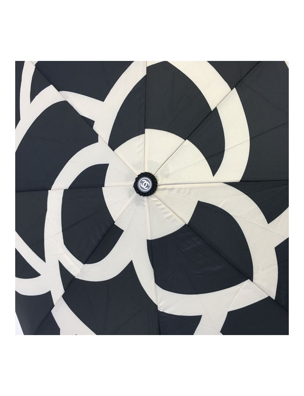 Parapluie CHANEL dans son sac avec chaînette