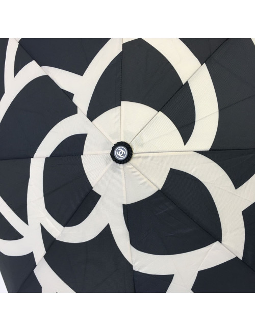 Parapluie CHANEL dans son sac avec chaînette