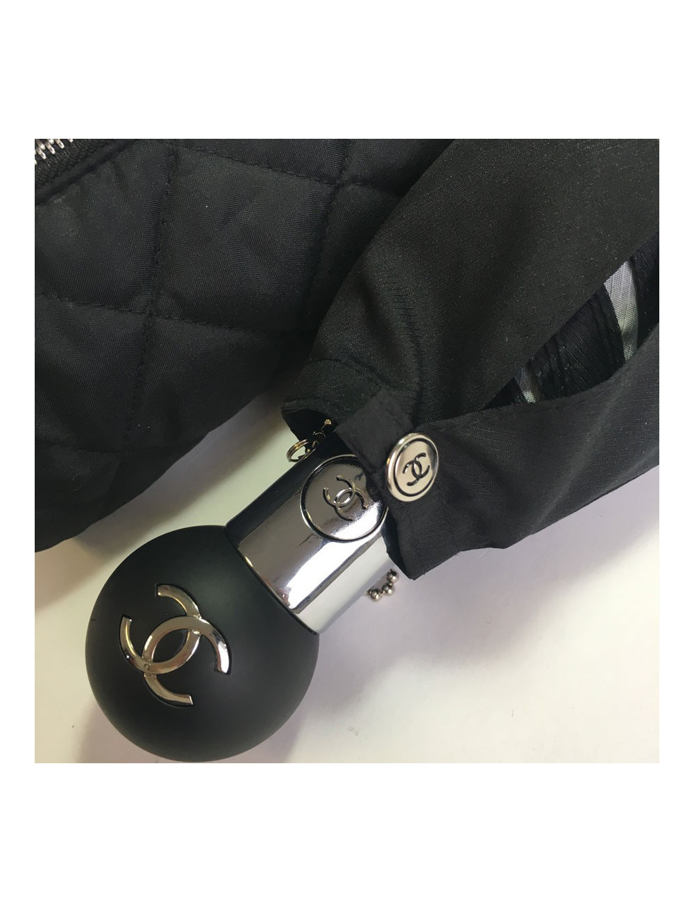 Parapluie CHANEL dans son sac avec chaînette