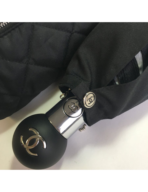 Parapluie CHANEL dans son sac avec chaînette