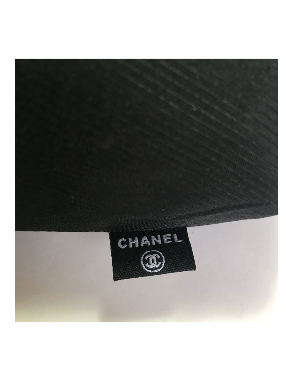 Parapluie CHANEL dans son sac avec chaînette