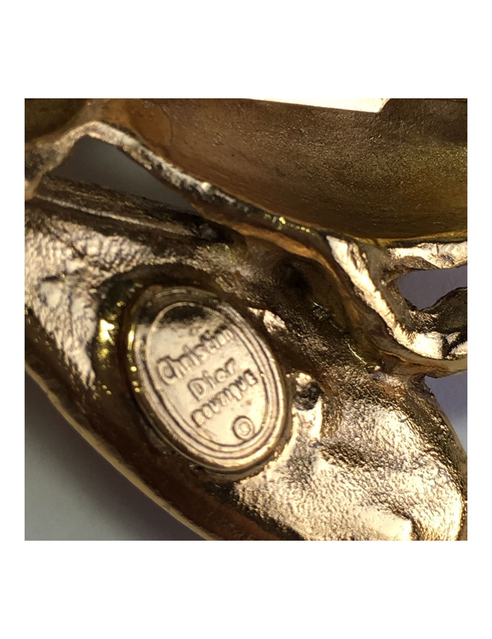 Broche CHRISTIAN DIOR abeille GM en métal doré et strass