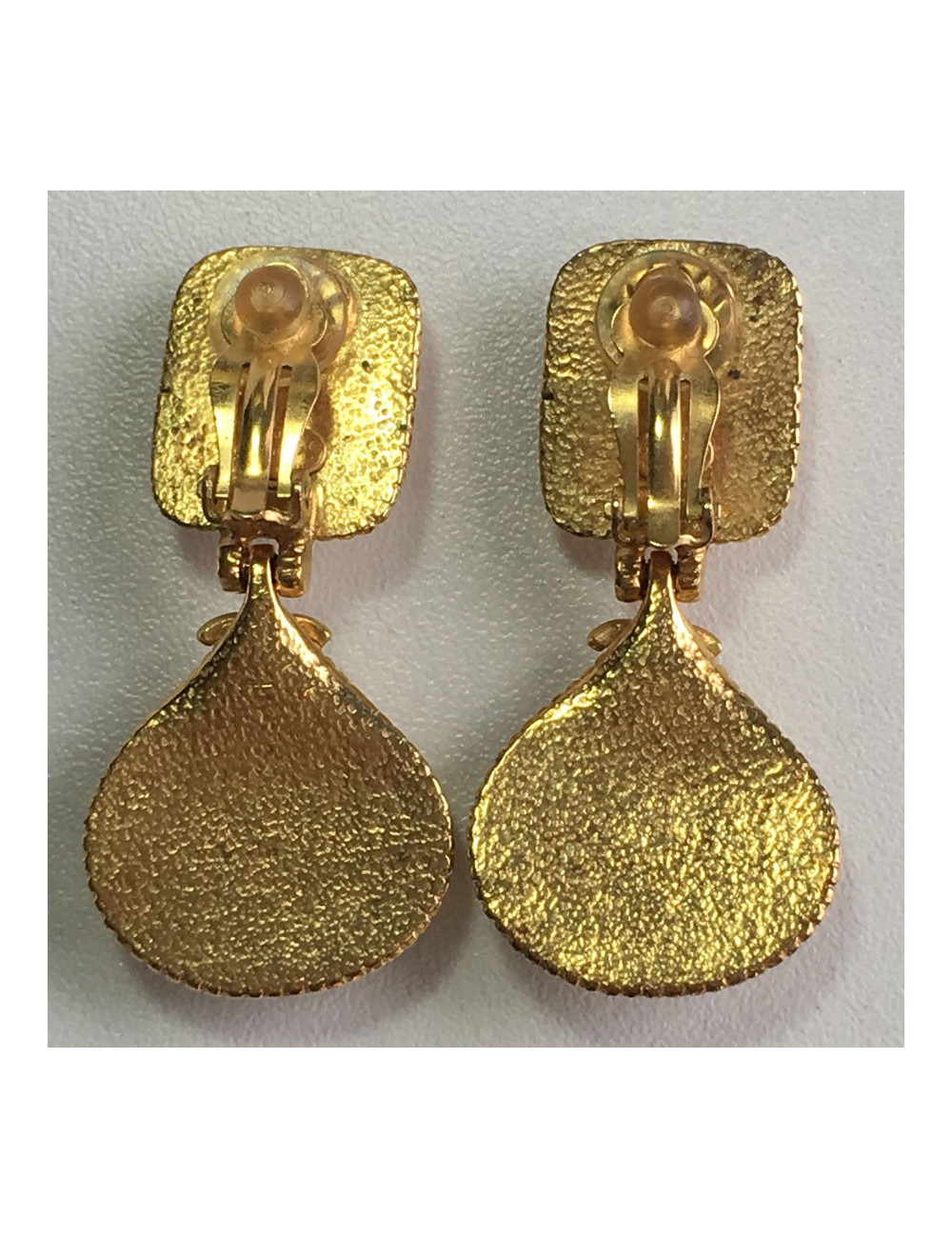 Boucles d'oreilles clips CHANEL Couture en métal doré et pierres semi précieuses vert ambre et rose