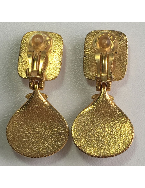 Boucles d'oreilles clips CHANEL Couture en métal doré et pierres semi précieuses vert ambre et rose