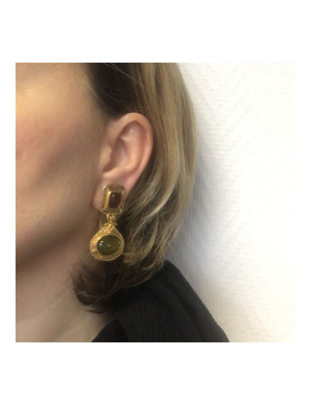 Boucles d'oreilles clips CHANEL Couture en métal doré et pierres semi précieuses vert ambre et rose