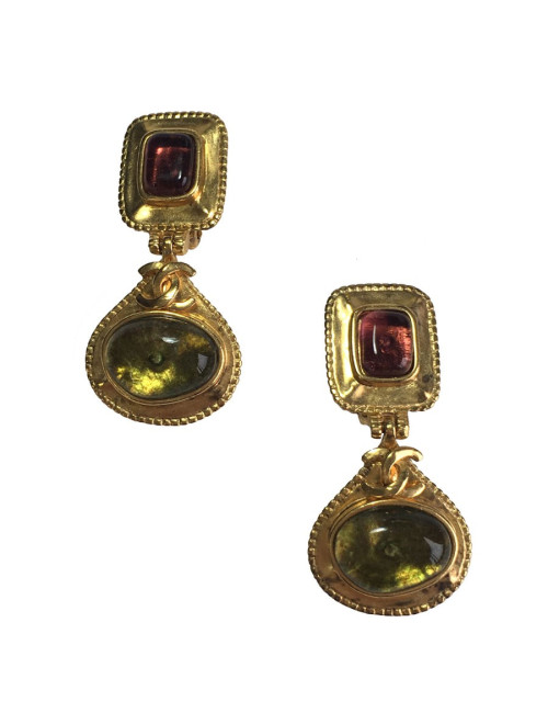 Boucles d'oreilles clips CHANEL Couture en métal doré et pierres semi précieuses vert ambre et rose