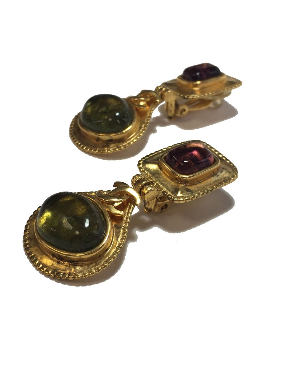 Boucles d'oreilles clips CHANEL Couture en métal doré et pierres semi précieuses vert ambre et rose