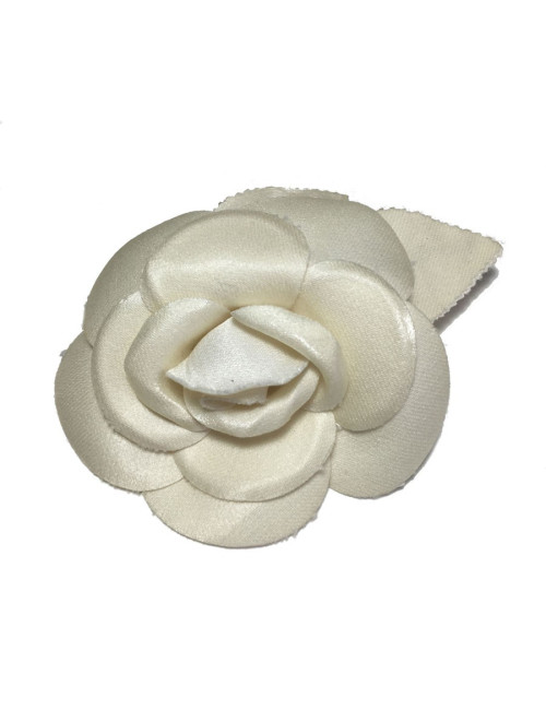 Broche Camélia CHANEL en tissu ivoire
