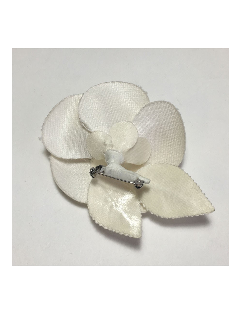 Broche Camélia CHANEL en tissu ivoire