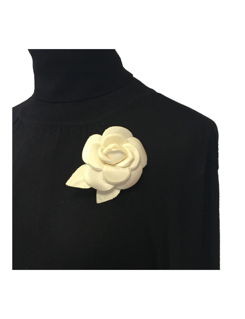 Broche Camélia CHANEL en tissu ivoire