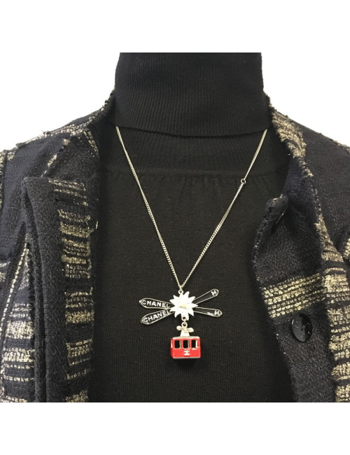 Collier CHANEL  collection Paris-Salzburg pendentif skis et funiculaire