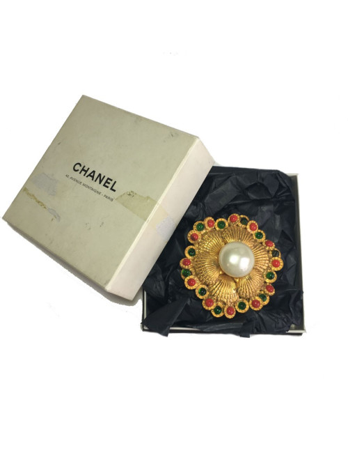 Broche CHANEL couture en métal doré, perle nacrée et de couleur vintage