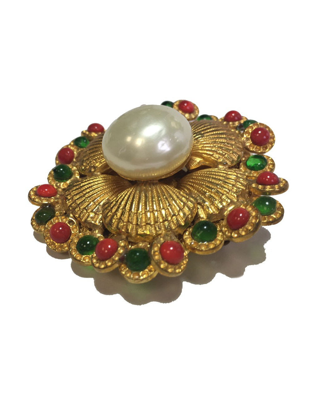 Broche CHANEL couture en métal doré, perle nacrée et de couleur vintage