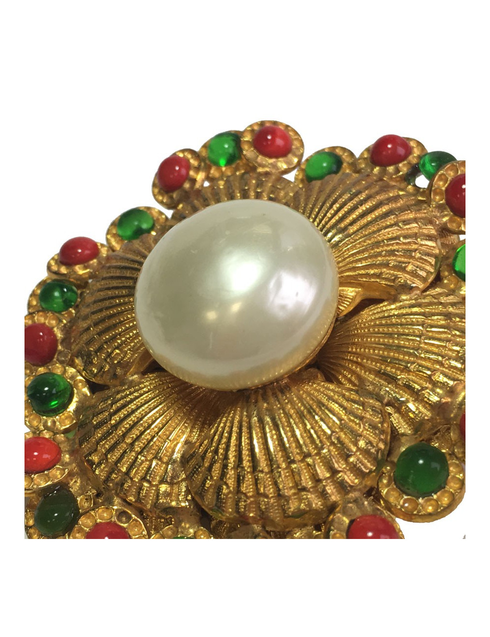 Broche CHANEL couture en métal doré, perle nacrée et de couleur vintage