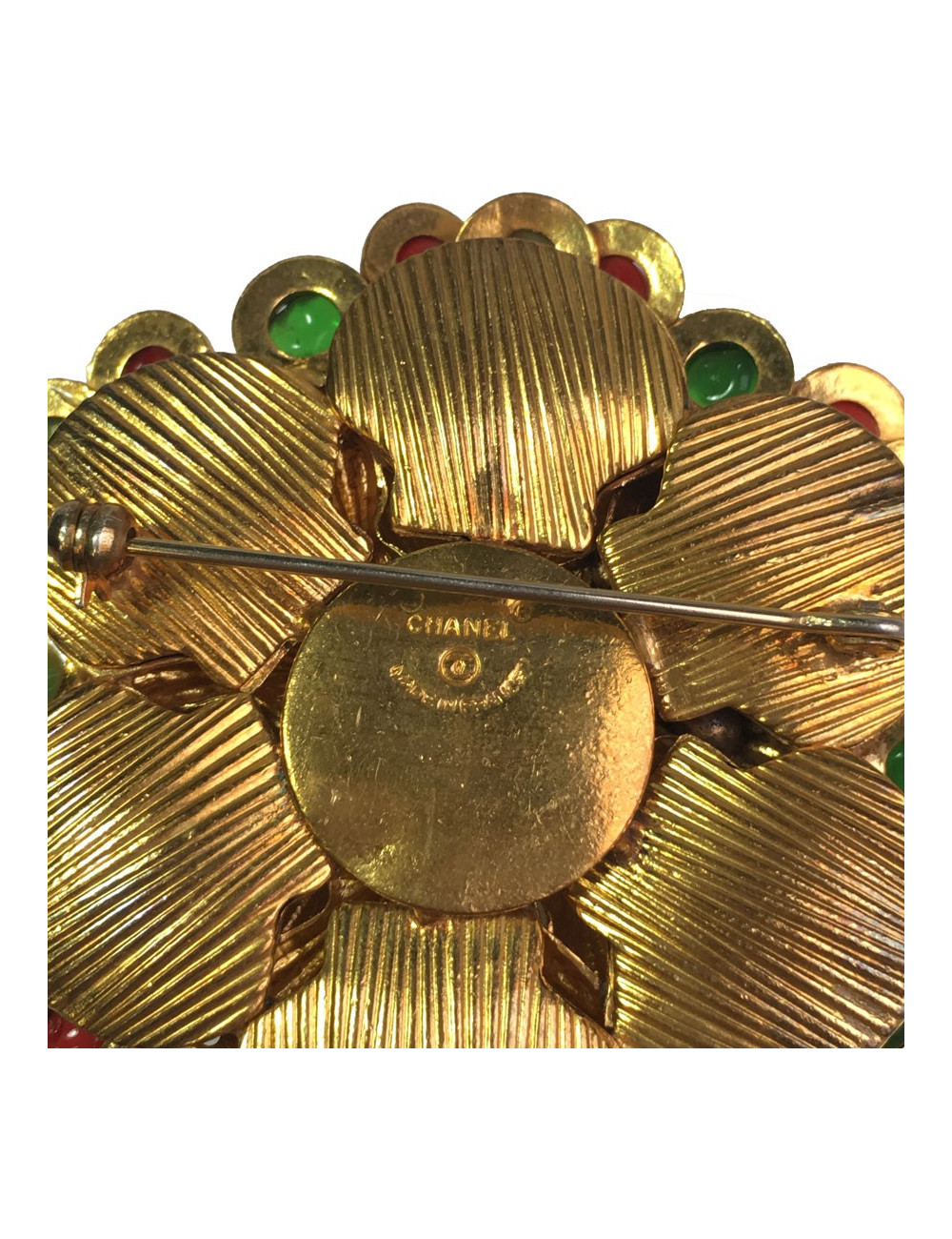 Broche CHANEL couture en métal doré, perle nacrée et de couleur vintage