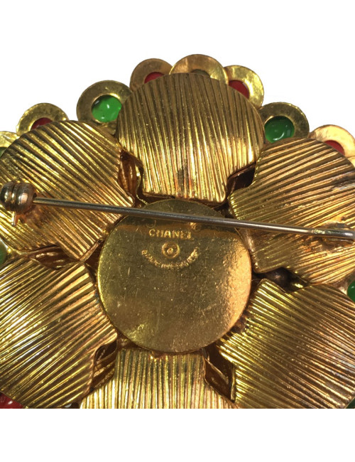 Broche CHANEL couture en métal doré, perle nacrée et de couleur vintage
