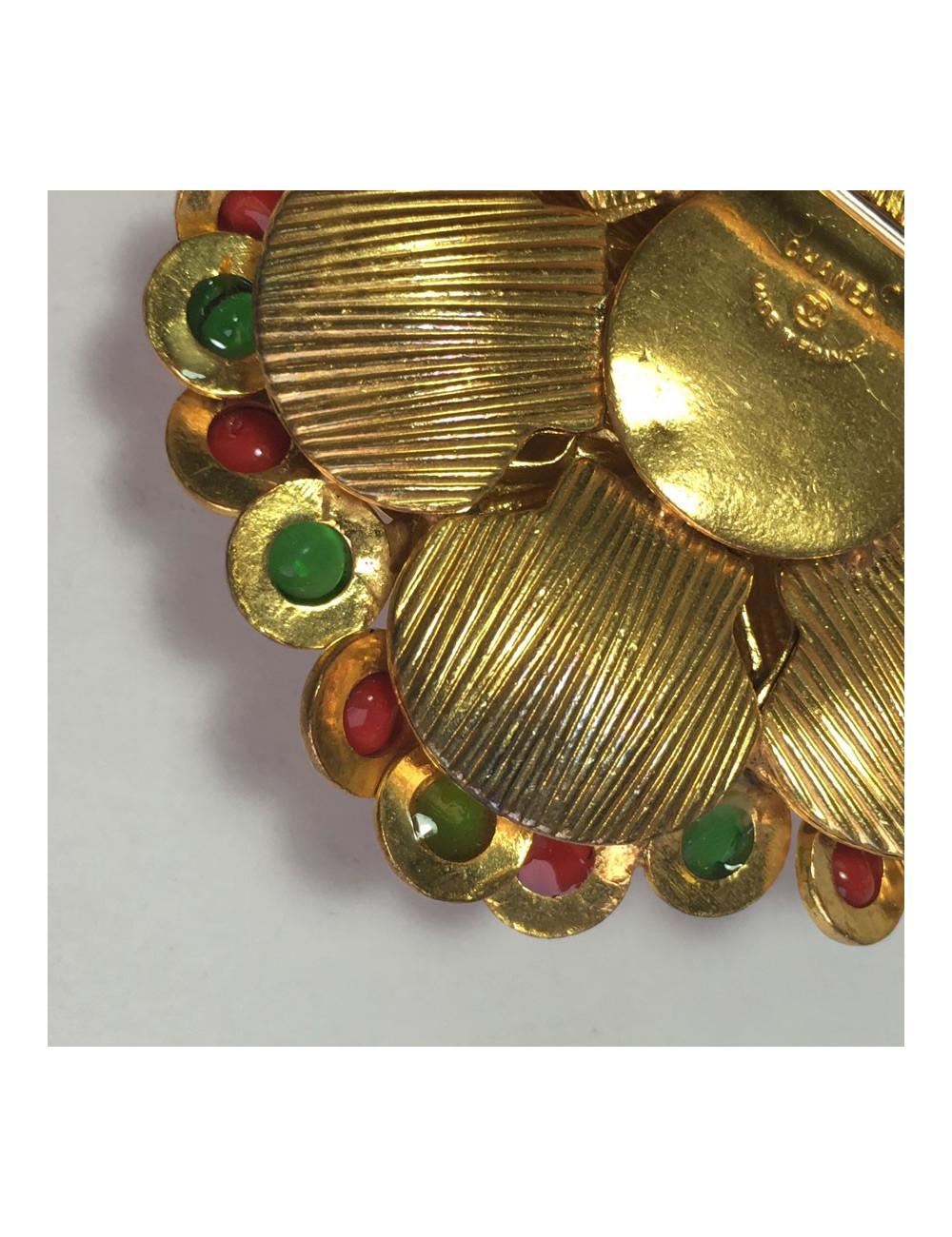 Broche CHANEL couture en métal doré, perle nacrée et de couleur vintage