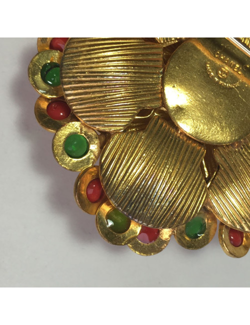 Broche CHANEL couture en métal doré, perle nacrée et de couleur vintage