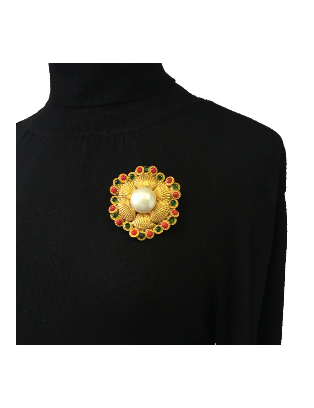 Broche CHANEL couture en métal doré, perle nacrée et de couleur vintage