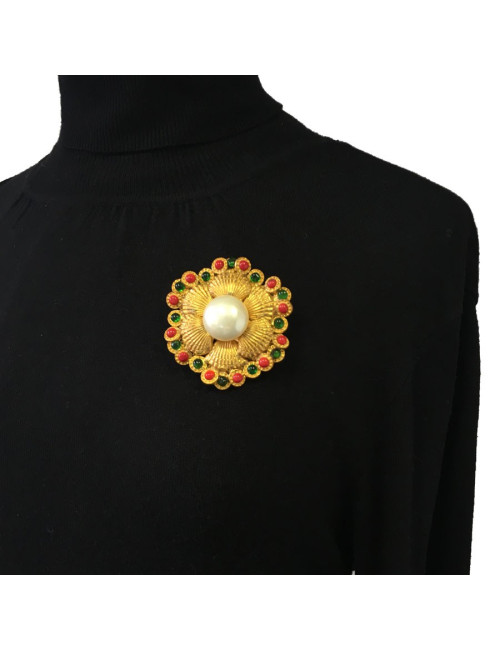 Broche CHANEL couture en métal doré, perle nacrée et de couleur vintage