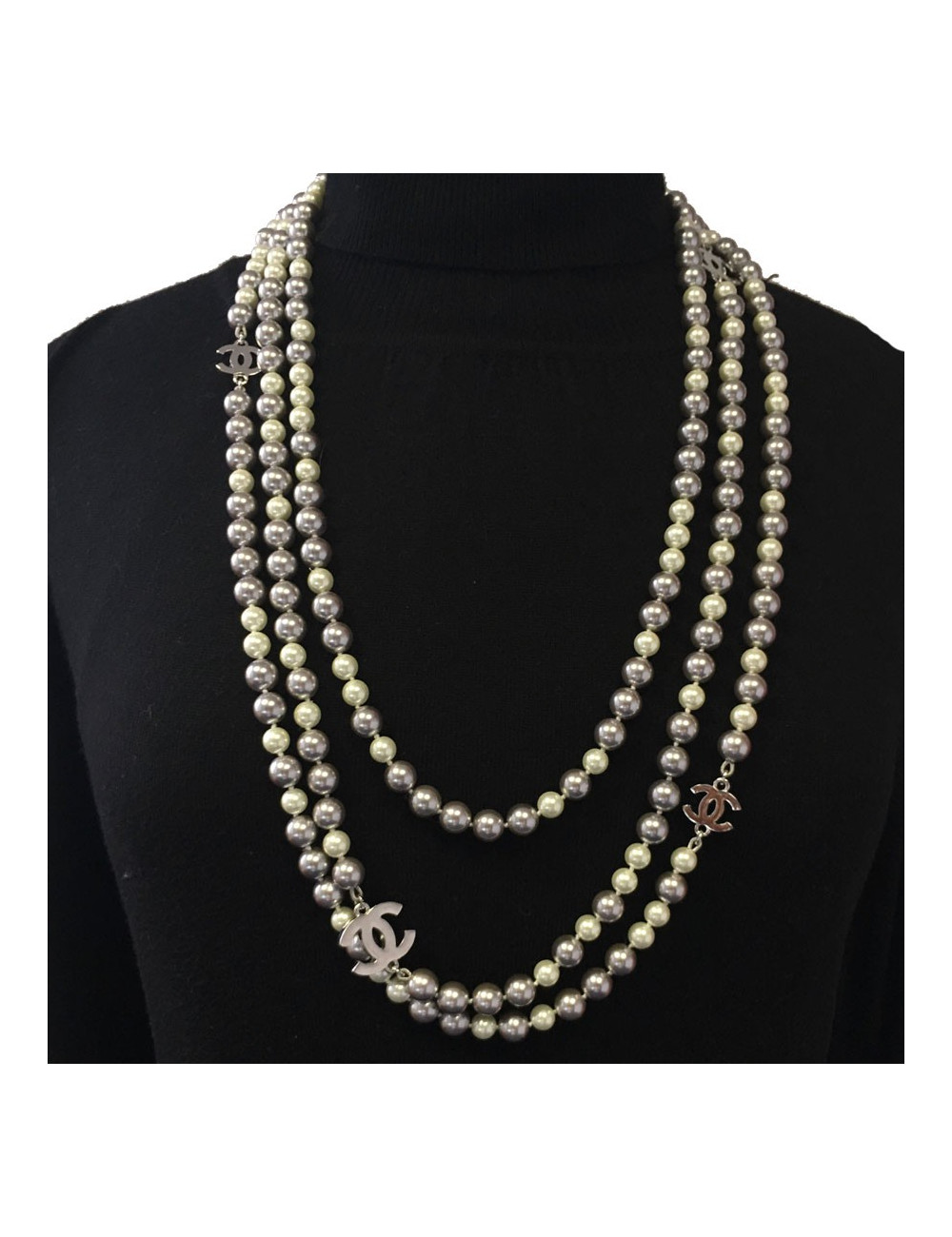 Long sautoir triple rangs CHANEL en perles nacrées argent et beige