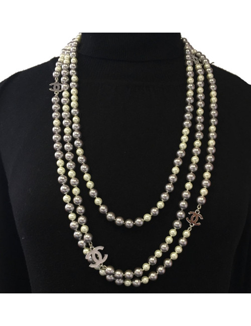 Long sautoir triple rangs CHANEL en perles nacrées argent et beige