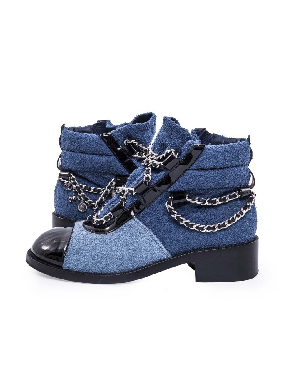 Boots CHANEL T37,5 bicolores avec chaînettes et charms