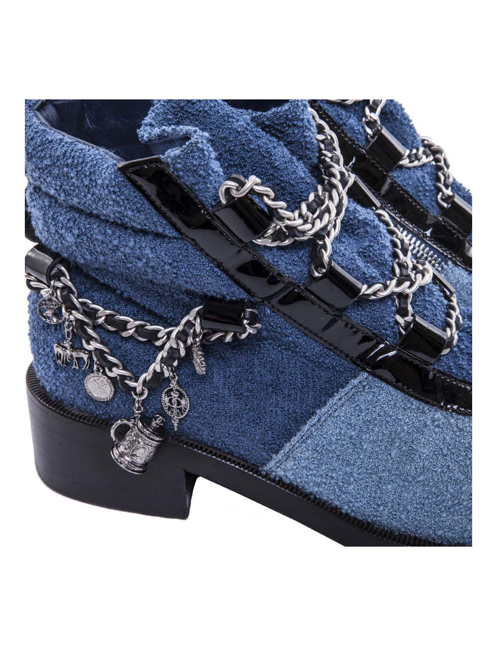 Boots CHANEL T37,5 bicolores avec chaînettes et charms