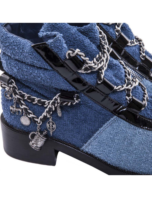 Boots CHANEL T37,5 bicolores avec chaînettes et charms