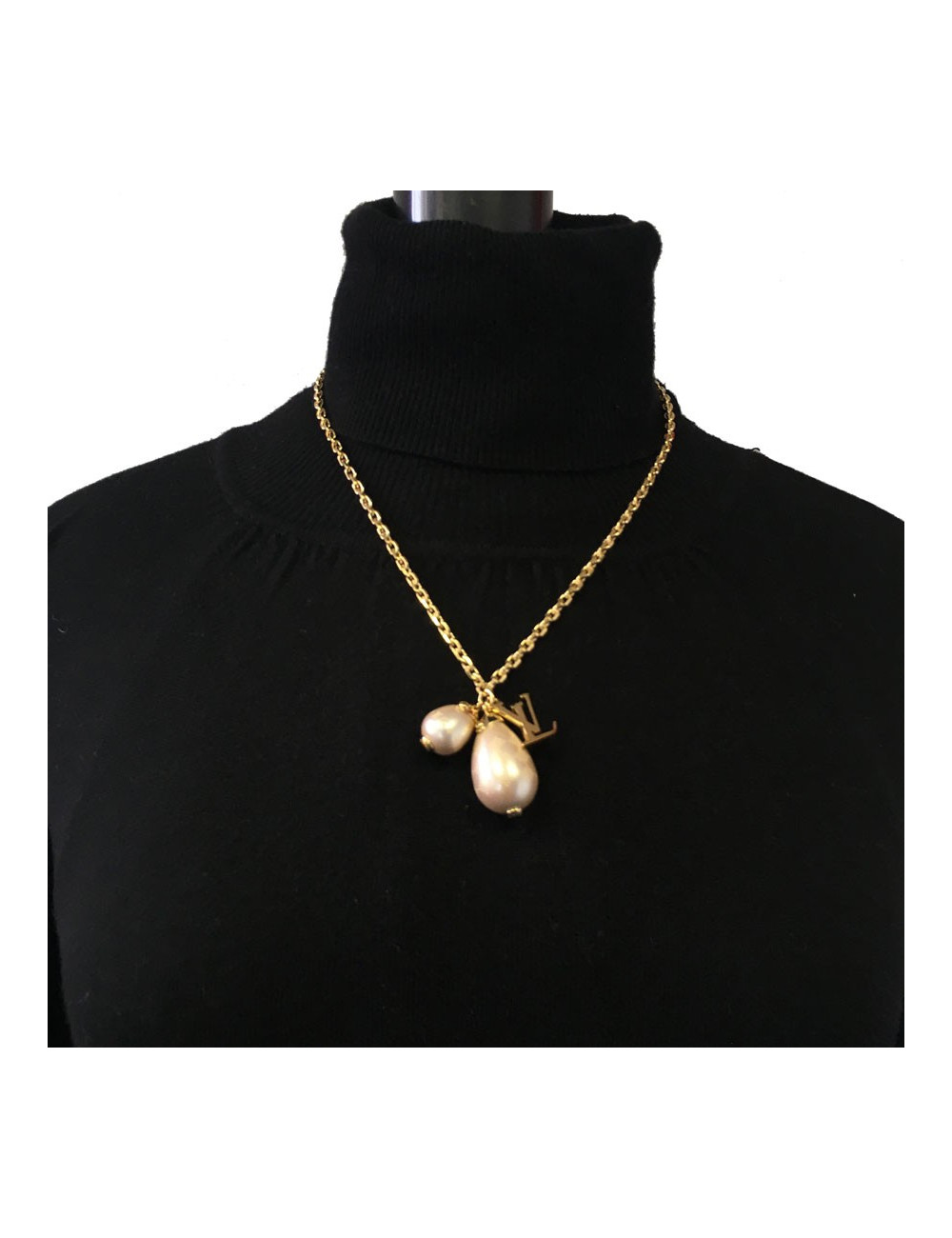 xxx Collier LOUIS VUITTON en métal doré et perles nacrées 