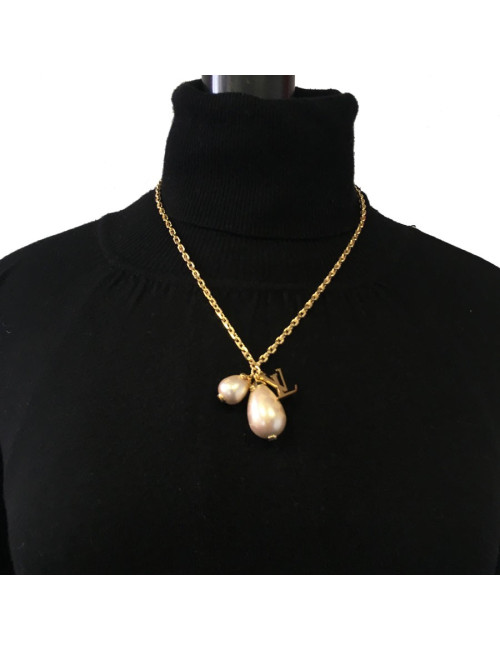 xxx Collier LOUIS VUITTON en métal doré et perles nacrées 