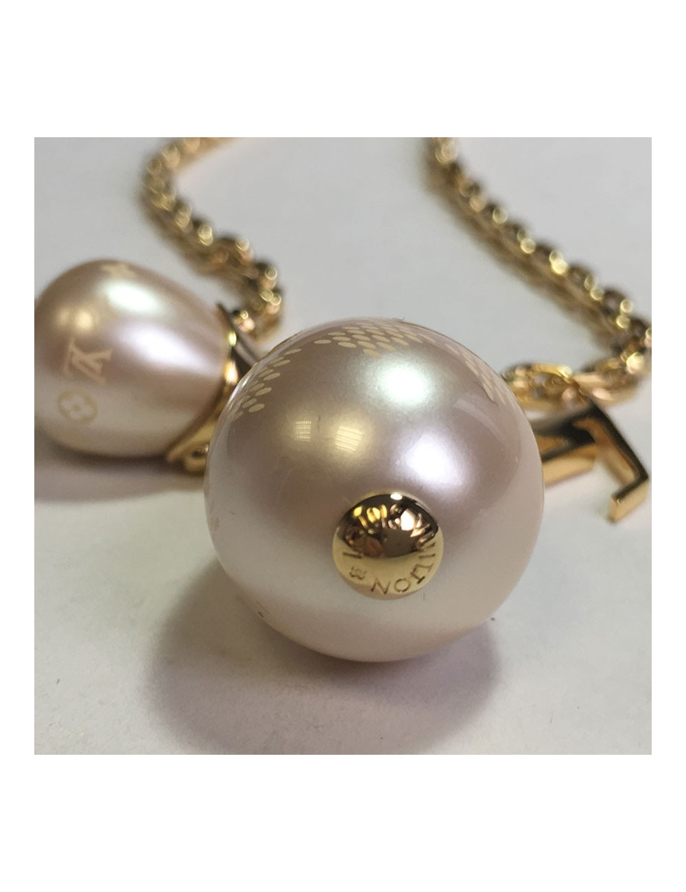 xxx Collier LOUIS VUITTON en métal doré et perles nacrées 