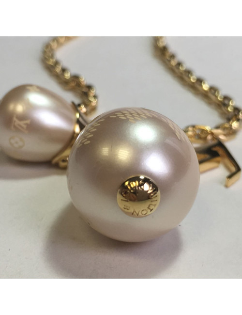 xxx Collier LOUIS VUITTON en métal doré et perles nacrées 