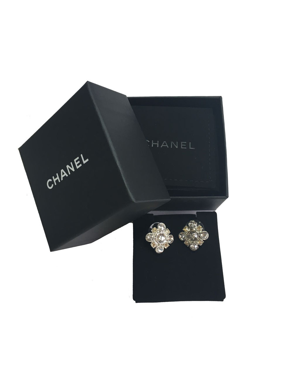 xxx Boucles d'oreille clous CHANEL serties de brillants