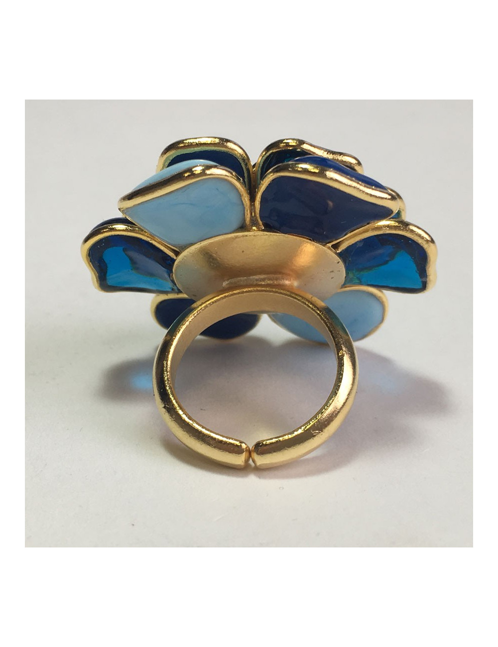 Bague MARGUERITE DE VALOIS camélia T50 en métal doré et pâte de verre bleue