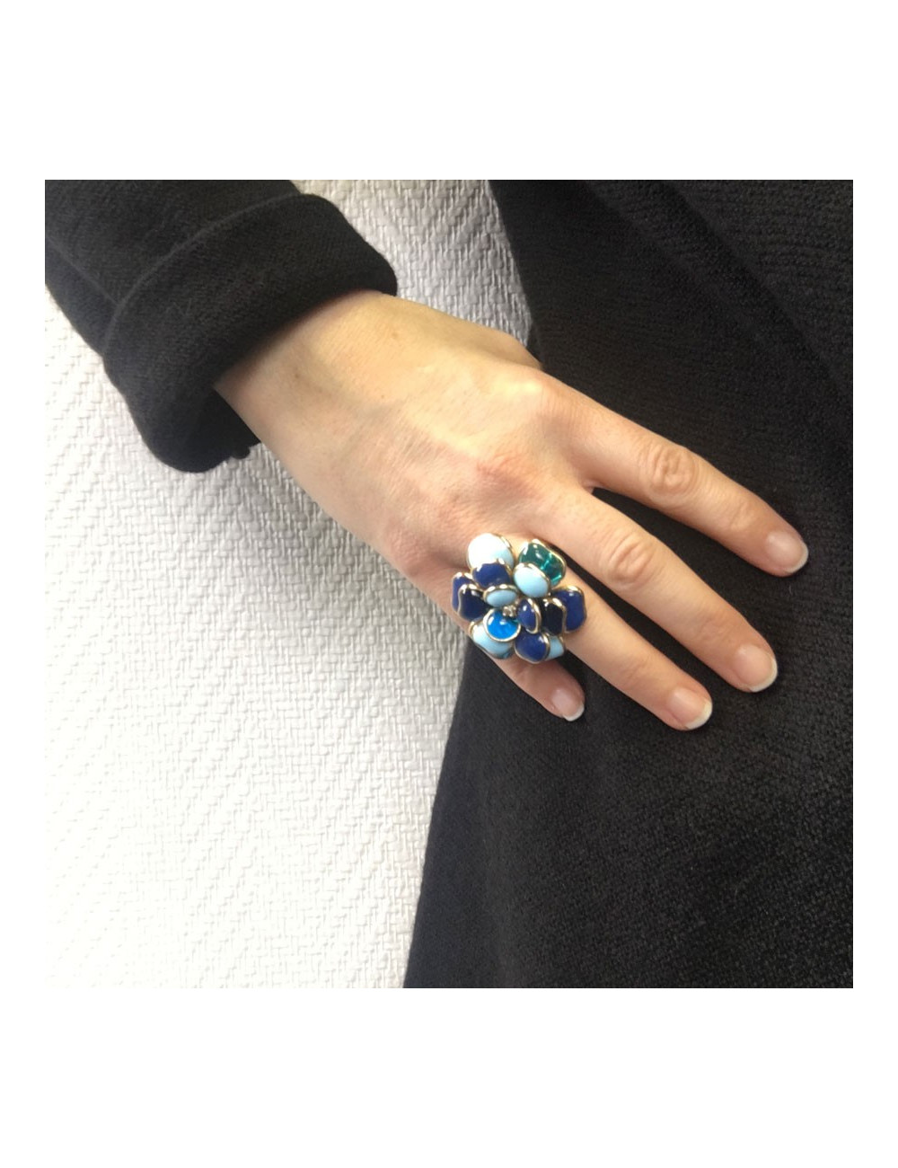 Bague MARGUERITE DE VALOIS camélia T50 en métal doré et pâte de verre bleue