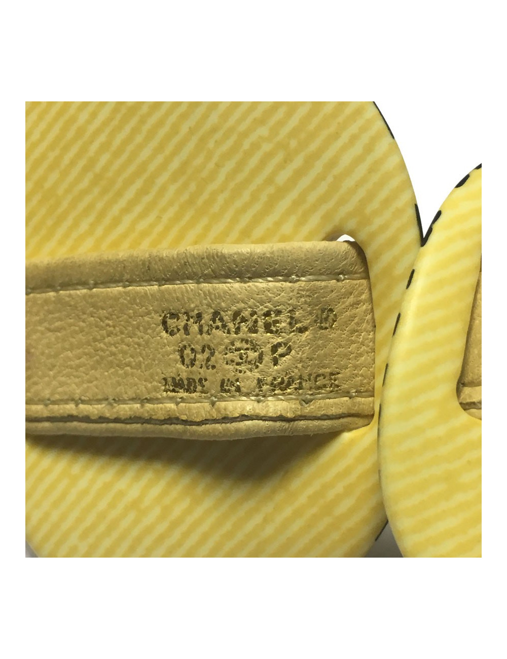 CHANEL T90 belt in beige leather and yellow plastic parts