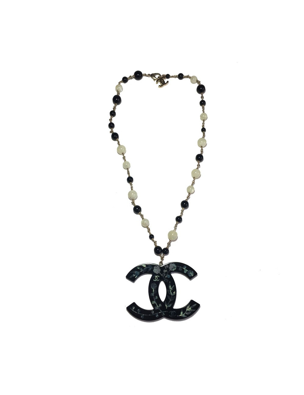 Collier CHANEL CC en résine noire incrustée de nacre, perles noires et nacrées