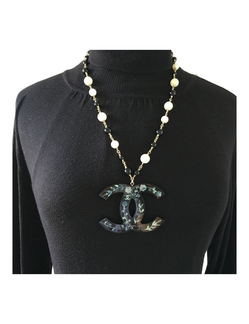 CHANEL CC pendant necklace with gilded metal, black and pearly pearls