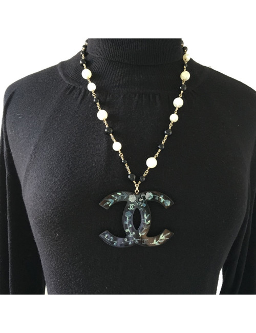 CHANEL CC pendant necklace with gilded metal, black and pearly pearls