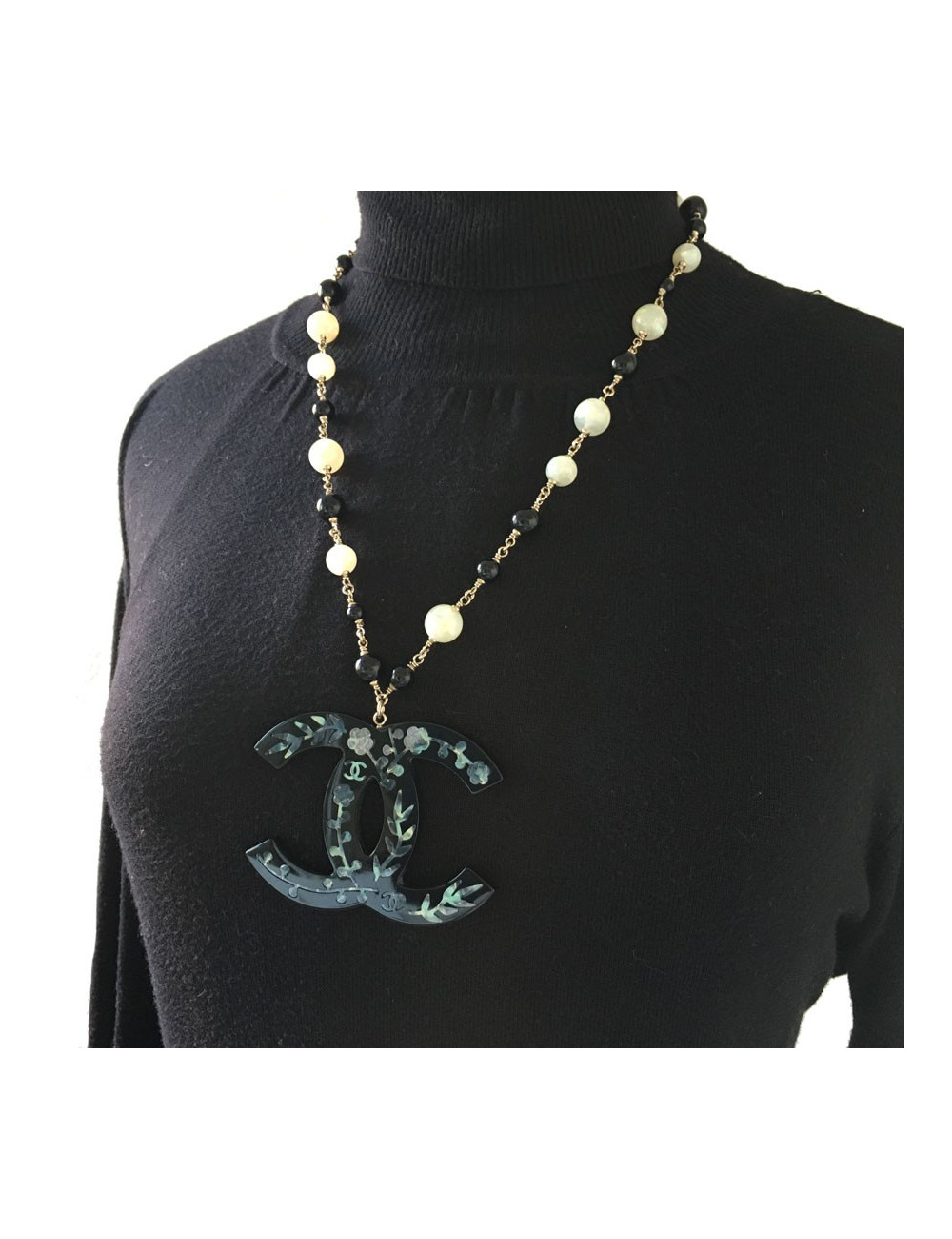 Collier CHANEL CC en résine noire incrustée de nacre, perles noires et nacrées