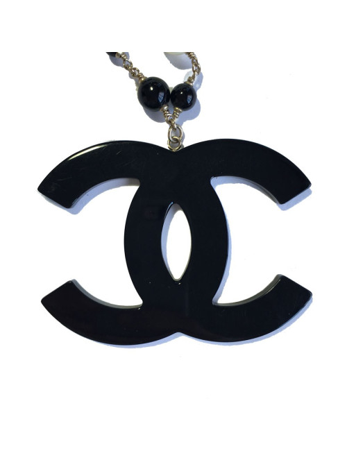 Collier CHANEL CC en résine noire incrustée de nacre, perles noires et nacrées
