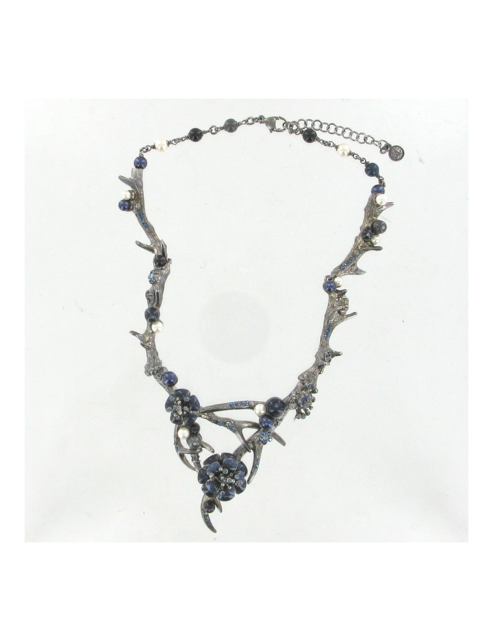 Collier CHANEL bois de cerf et camélias