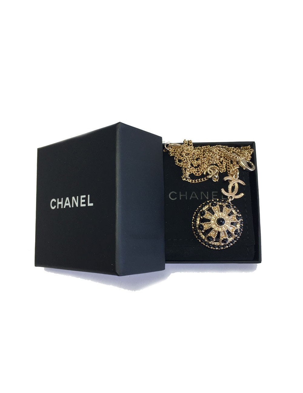 Collier CHANEL en métal doré,  pendentif  serti de petites perles noires