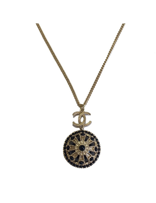 Collier CHANEL en métal doré,  pendentif  serti de petites perles noires