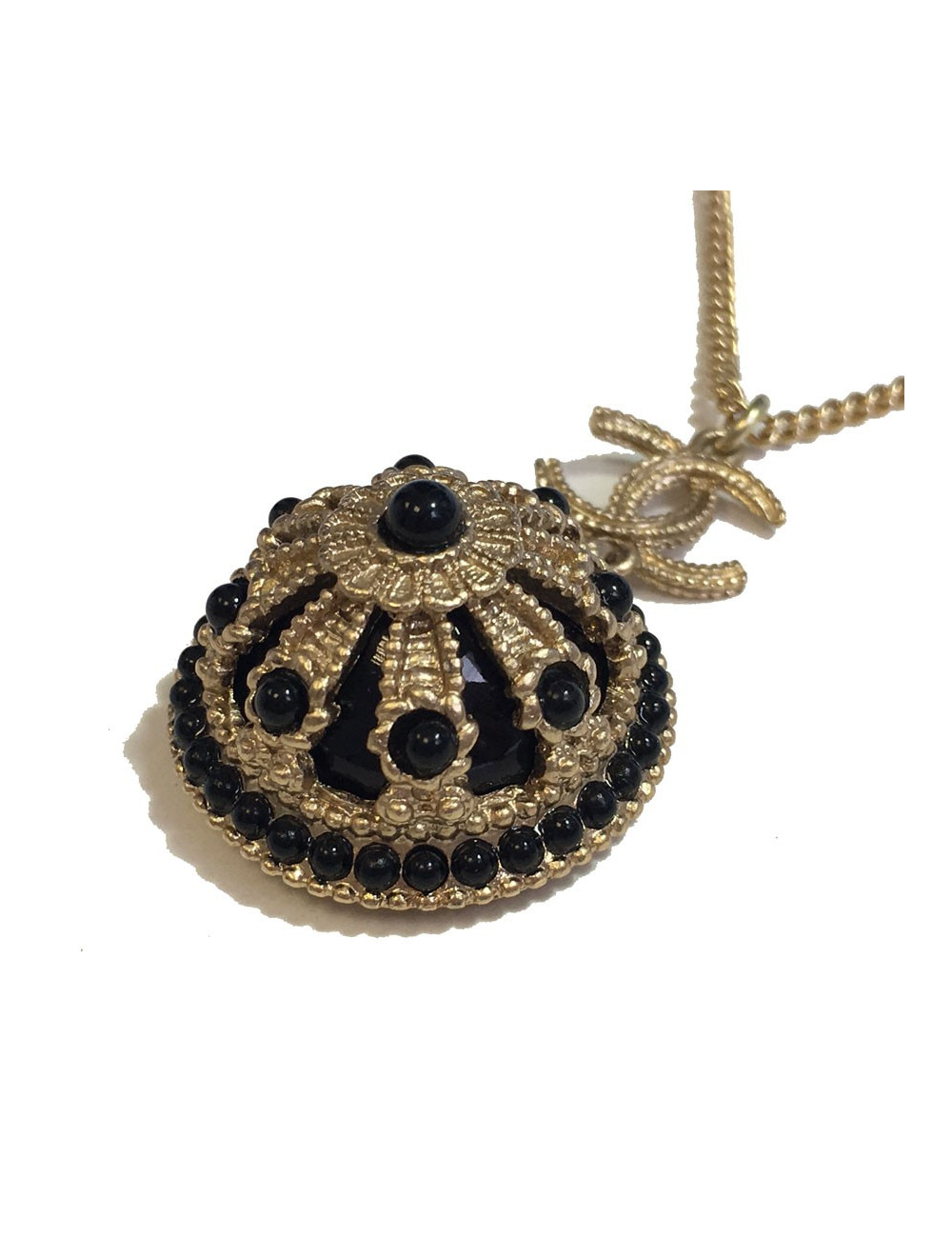 Collier CHANEL en métal doré,  pendentif  serti de petites perles noires
