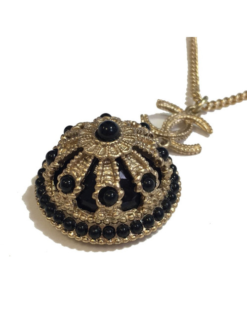 Collier CHANEL en métal doré,  pendentif  serti de petites perles noires