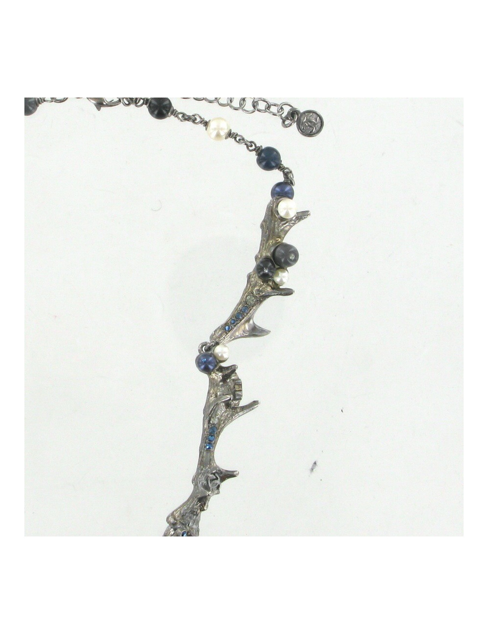 Collier CHANEL bois de cerf et camélias